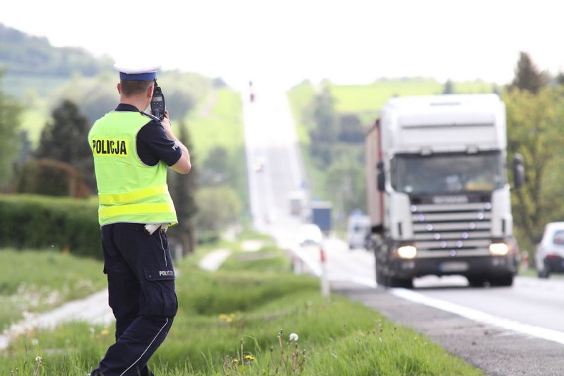 Pędził zestawem pojazdów przez Rogi. Okazało się, że jest pijany