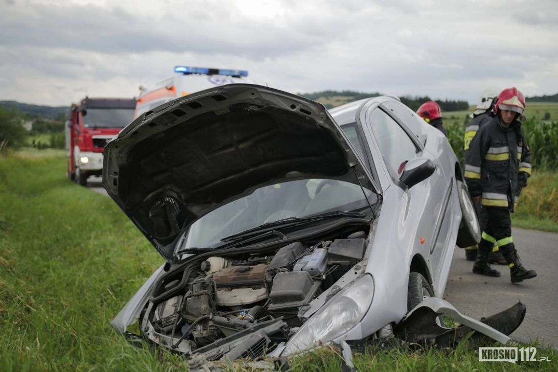 Peugeot uderzył w betonowy przepust. Kierująca w szpitalu