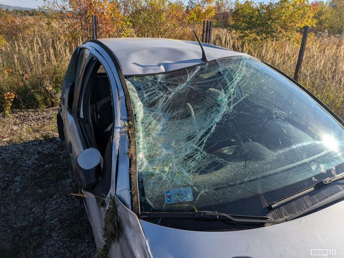 Peugeot w rowie. Policja szuka kierowcy, który zniknął przed ich przyjazdem Peugeot w rowie. Policja szuka kierowcy, który zniknął przed ich przyjazdem