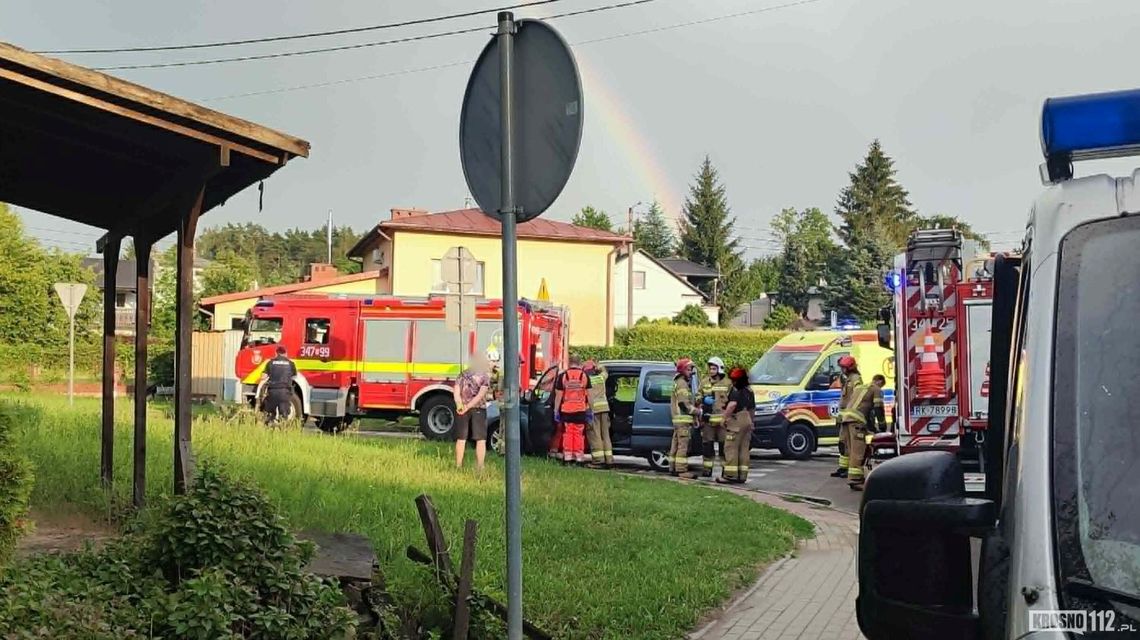 Peugeotem uderzył w znak drogowy. Był chory i... mocno nietrzeźwy Peugeotem uderzył w znak drogowy. Był chory i... mocno nietrzeźwy