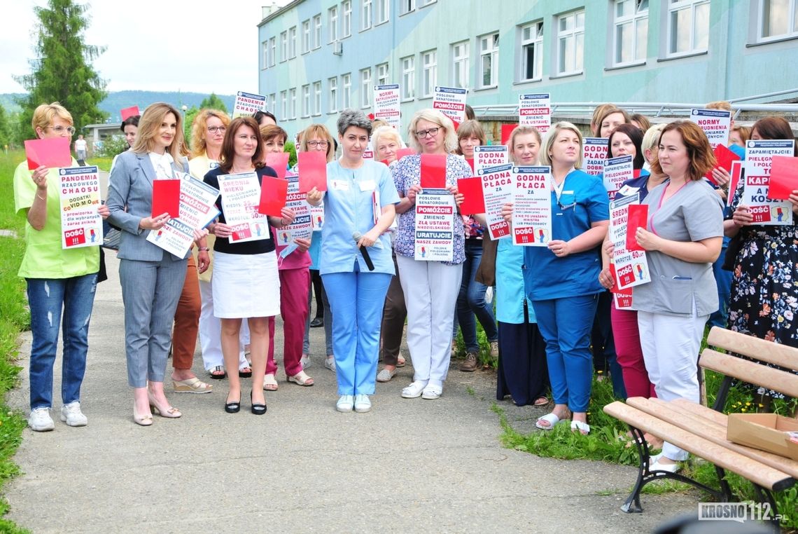 Pielęgniarki i położne pokazały rządowi czerwoną kartkę