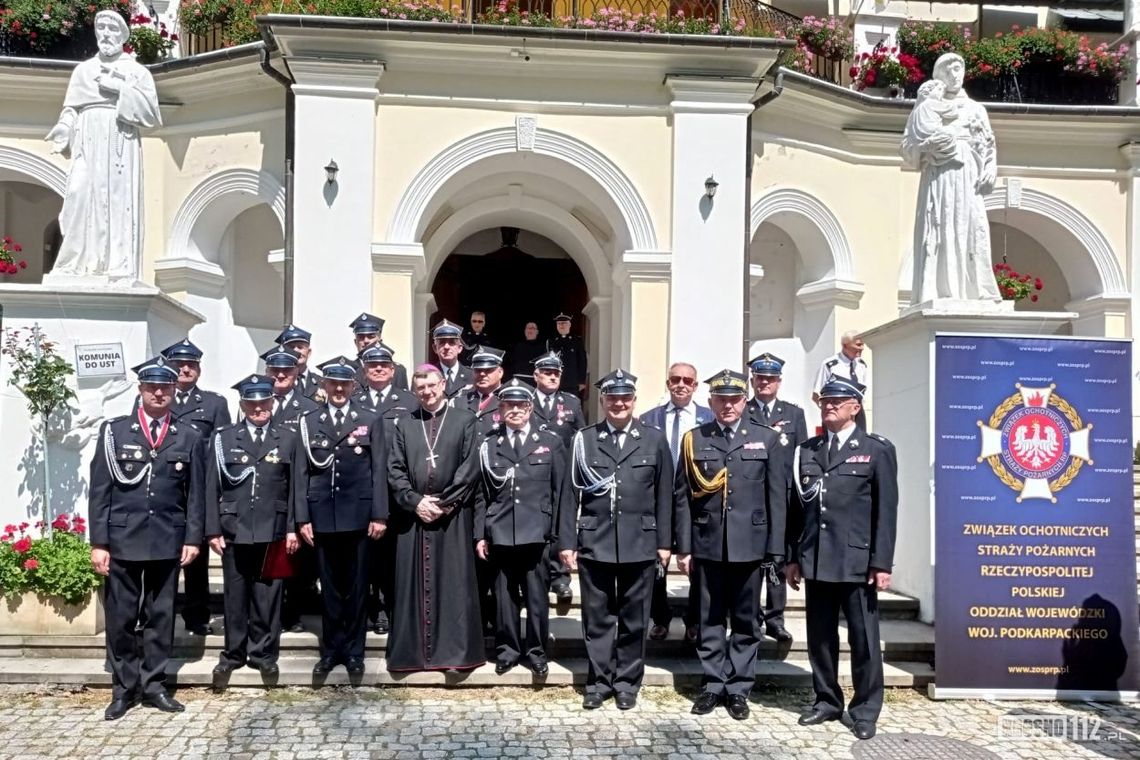 Pielgrzymka Strażaków do Kalwarii Pacławskiej. Wręczono odznaczenia i wyróżnienia krośnieńskim strażakom
