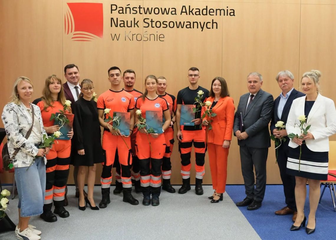 Pierwsi absolwenci ratownictwa medycznego PANS w Krośnie odebrali dyplomy