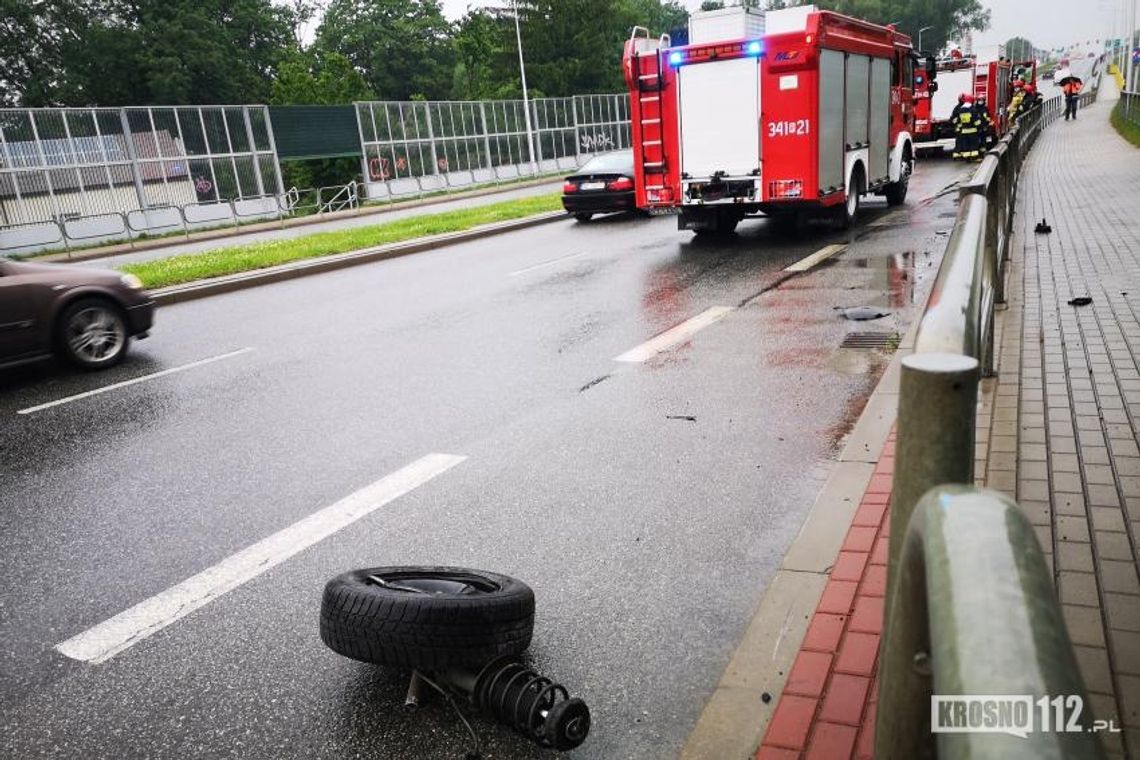 Pies wybiegł na drogę. Kierowca omijając go wjechał w barierki Pies wybiegł na drogę. Kierowca omijając go wjechał w barierki