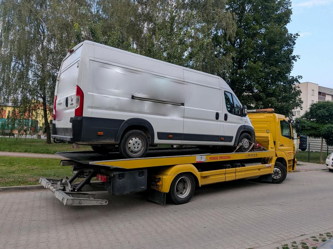 Pijana 40-latka wjechała Fiatem w budynek przy Oficerskiej w Krośnie Pijana 40-latka wjechała Fiatem w budynek przy Oficerskiej w Krośnie