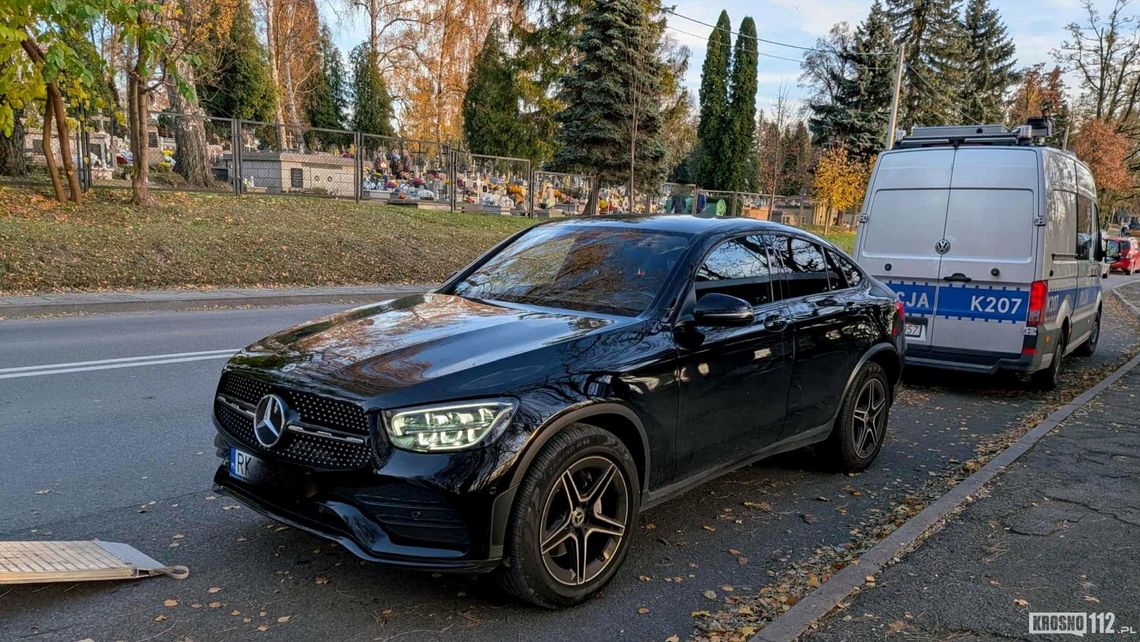 Pijana kierowała Mercedesem. 61-latka zatrzymana przy cmentarzu