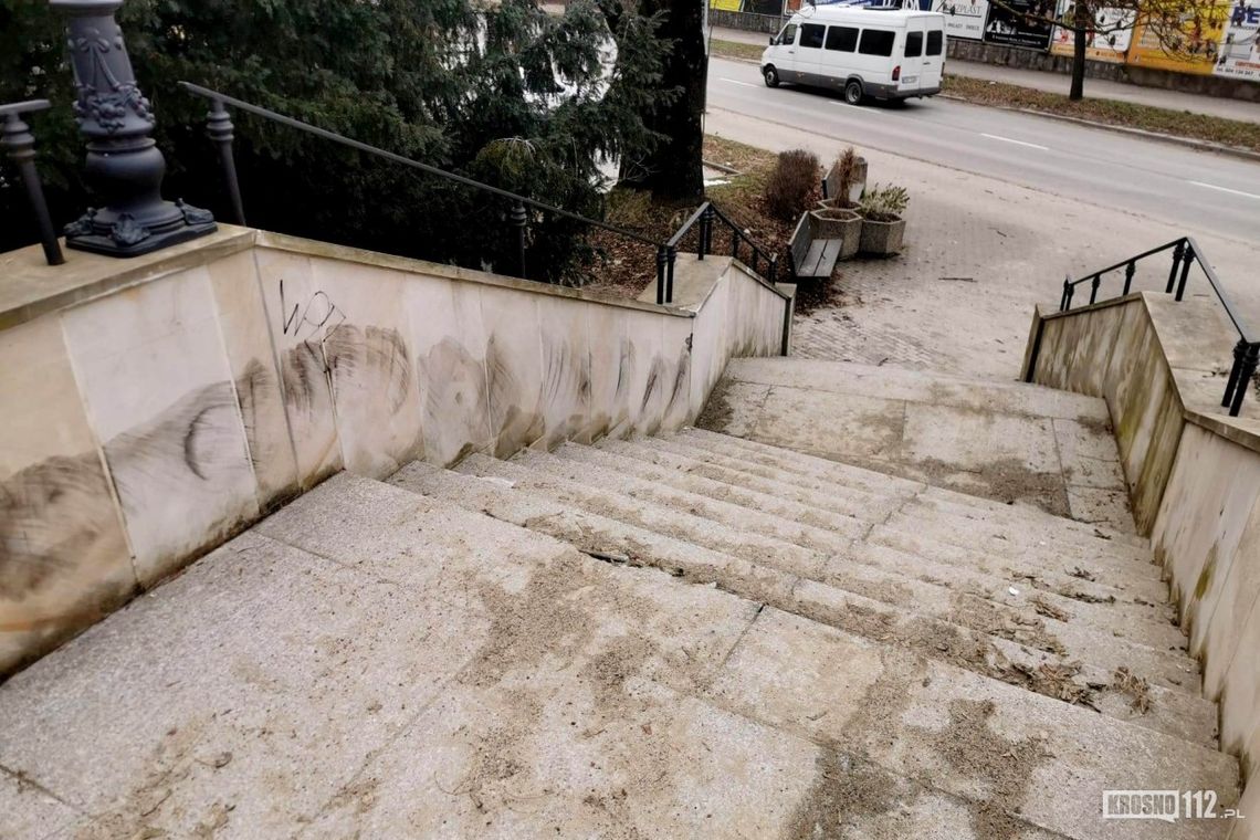 Pijany 56-latek zjechał swoim BMW po schodach na ul. Blich. Przebywa w areszcie