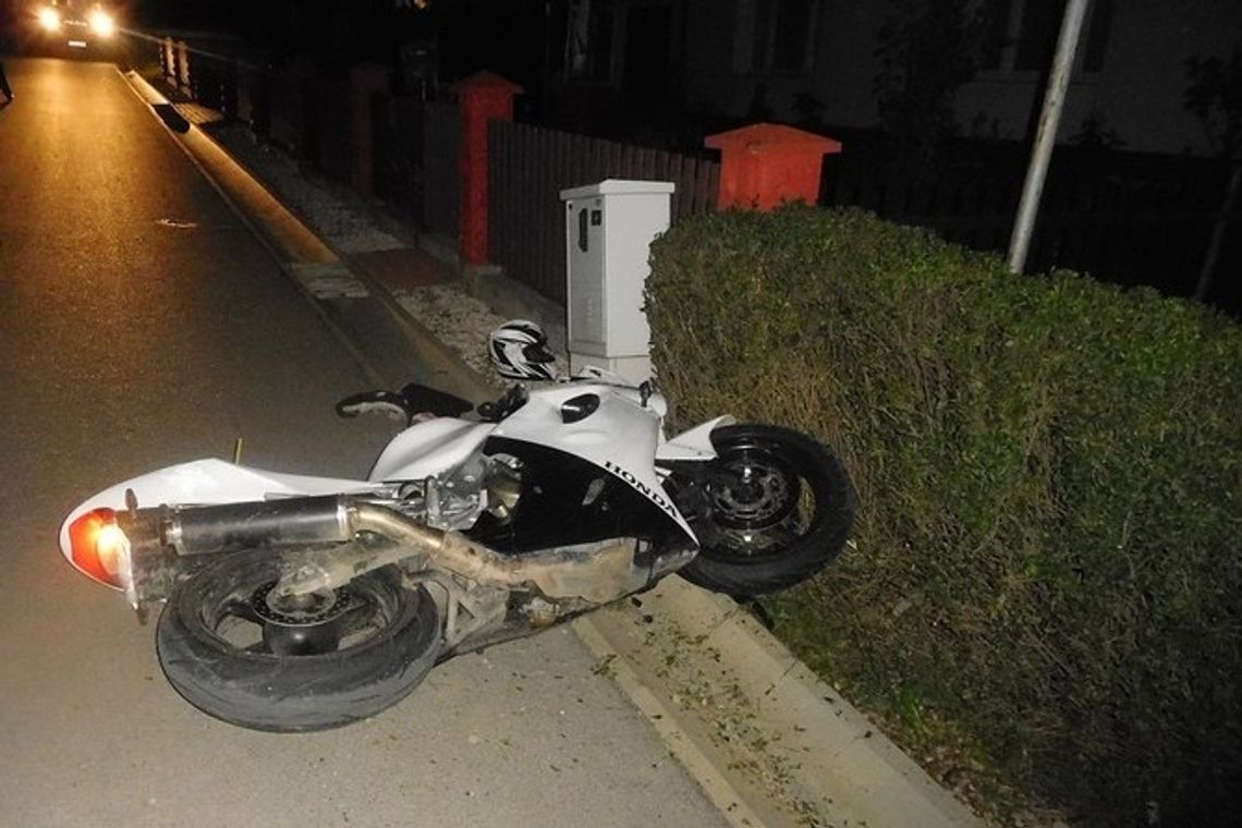Pijany motocyklista wjechał w ogrodzenie