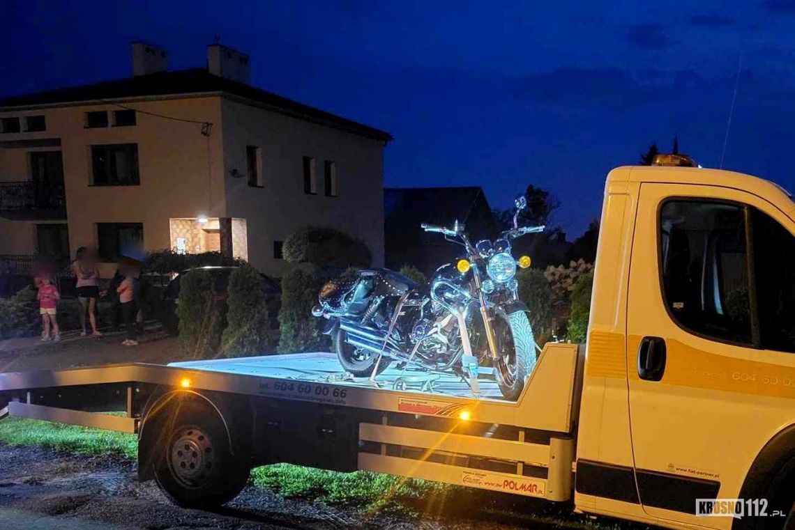 Pijany motocyklista wjechał w zaparkowany samochód w Korczynie. Kolejni nietrzeźwi kierowcy zatrzymani