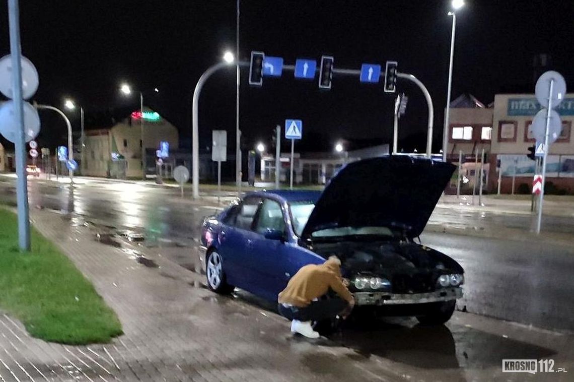 ? PILNE. Kierowca BMW wjechał w słup sygnalizacji