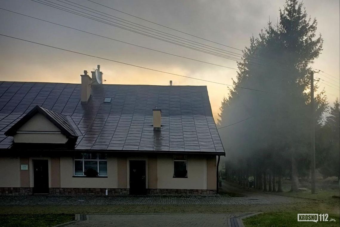 ? PILNE: Pożar i duże zadymienie na plebani w Lubatowej [AKTUALIZACJA]