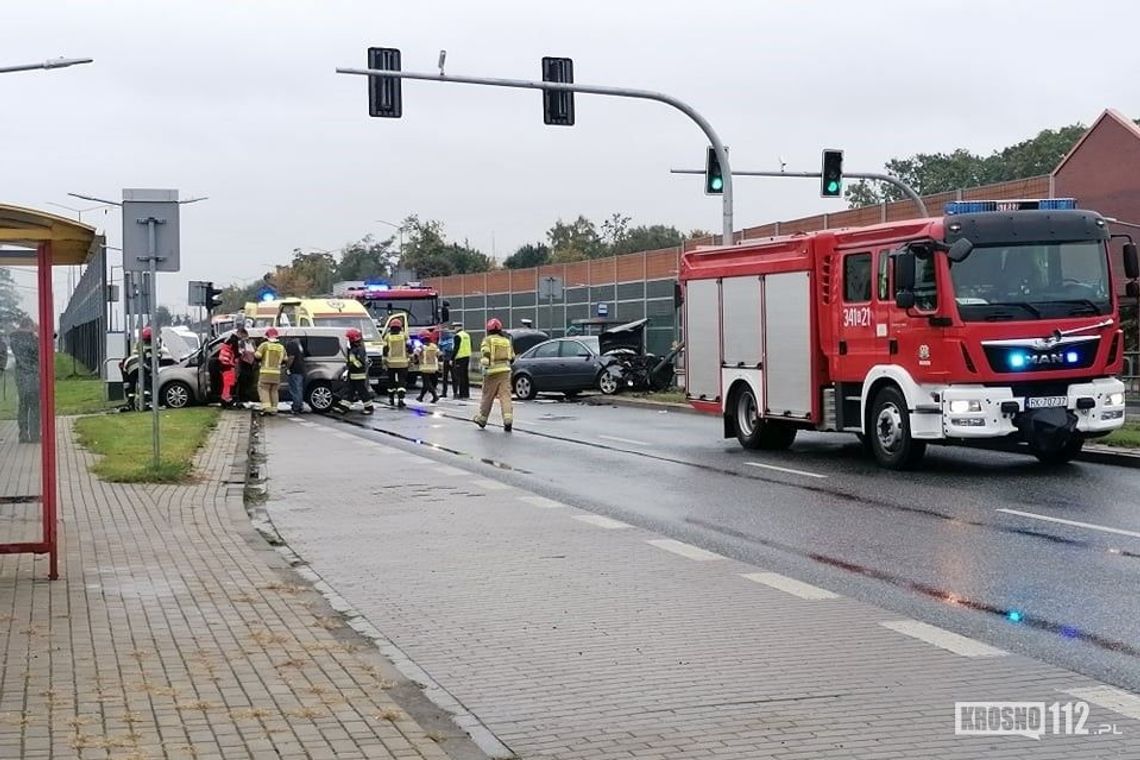 ? PILNE: Zderzenie dwóch samochodów osobowych na obwodnicy w Krośnie