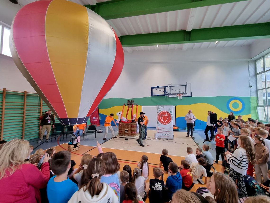 Piloci odwiedzili SP nr 15 w Krośnie. Uczniowie poznali świat balonów