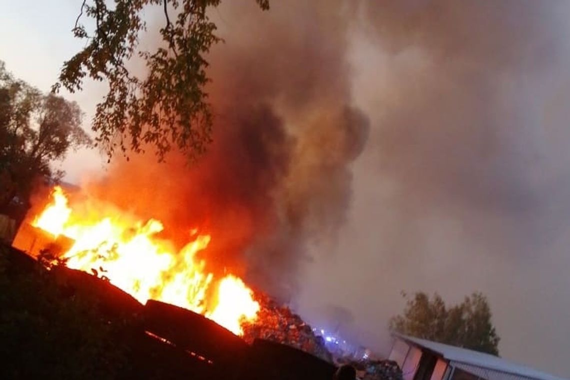 Płonie sortownia odpadów w Wolicy pod Jasłem