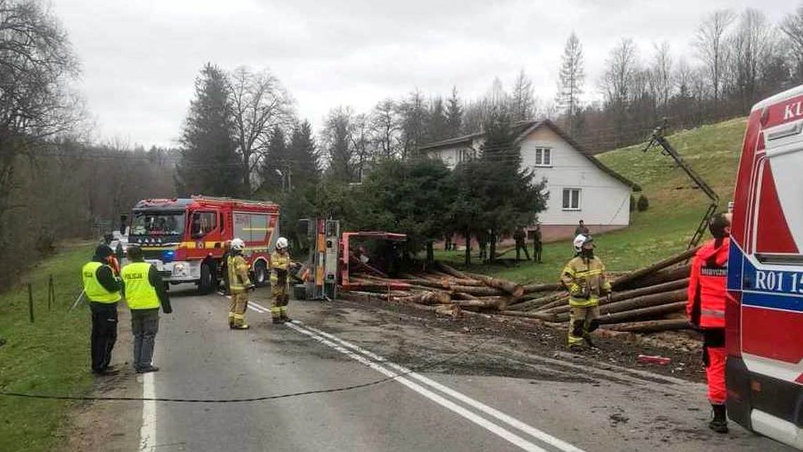 Pod Birczą samochód z drewnem wypadł z drogi. Zakleszczony pasażer