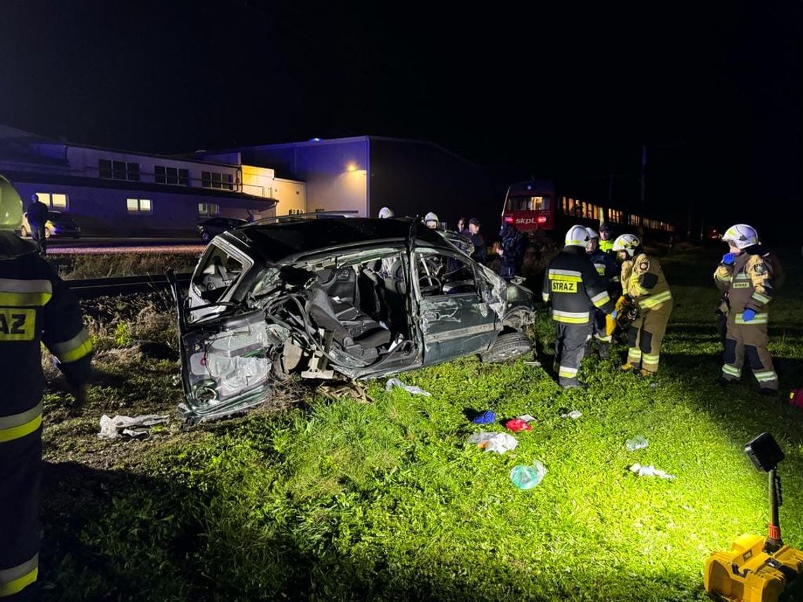 Pod Jasłem doszło do zderzenia osobówki z pociągiem. Kierowca auta był zakleszczony w pojeździe