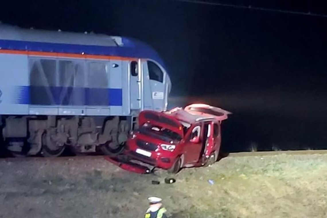Pod pociąg relacji Zagórz - Krosno - Kraków wjechał samochód. Matka i dwójka dzieci ranni