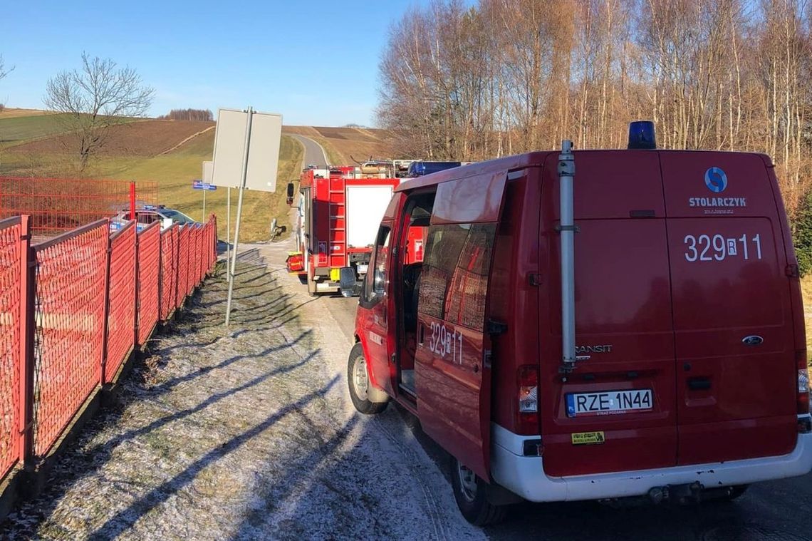 Pod Rzeszowem doszło do wypadku z udziałem dzieci. Ranna przedszkolanka trafiła śmigłowcem do szpitala w Krośnie