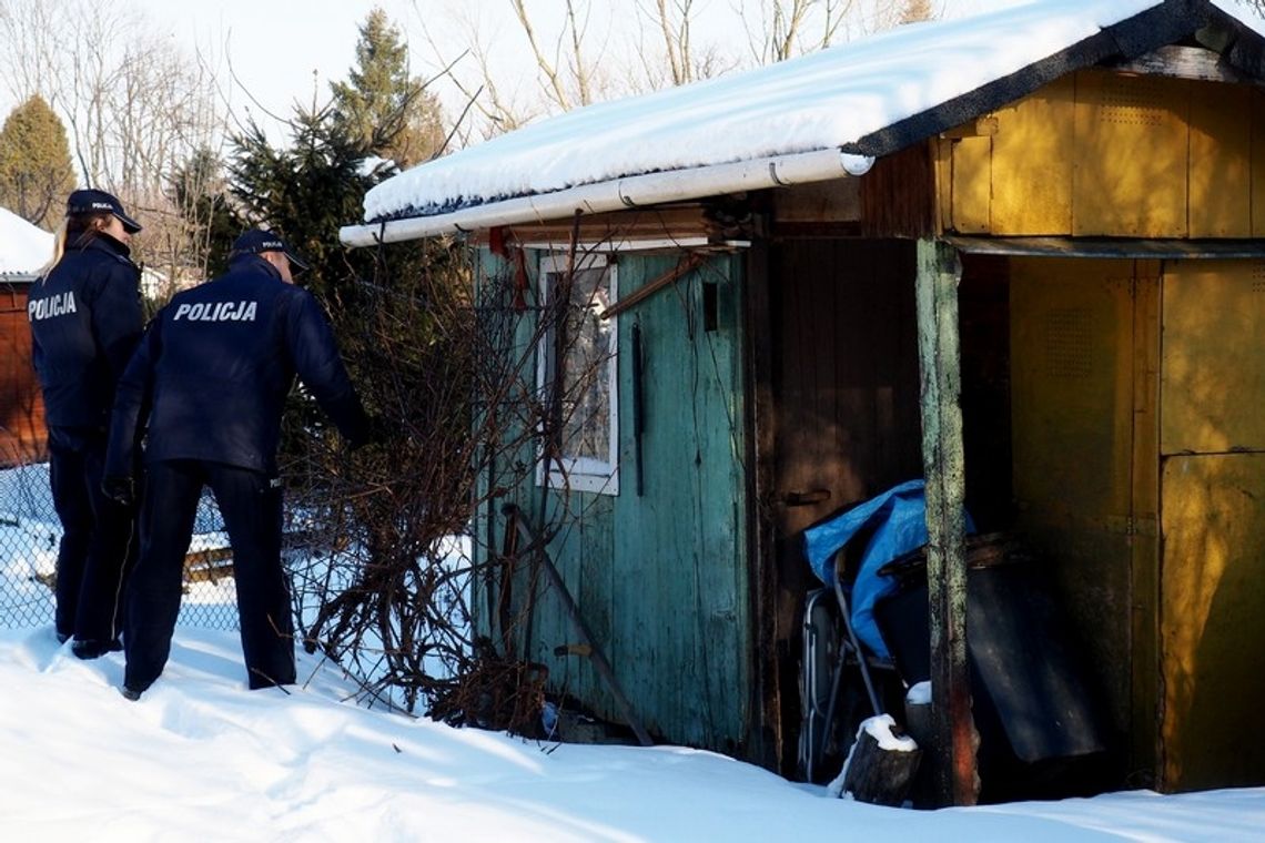 Podczas mroźnej aury policjanci pomagają bezdomnym