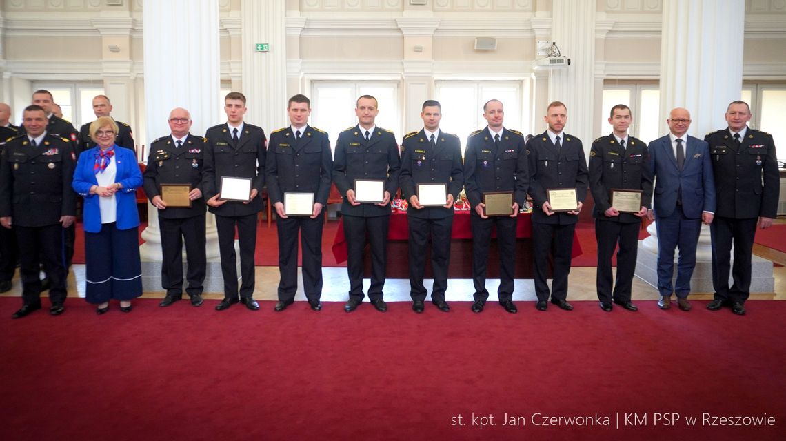 Podkarpaccy strażacy z medalami i wyróżnieniami. Wśród nich funkcjonariusze z Krosna
