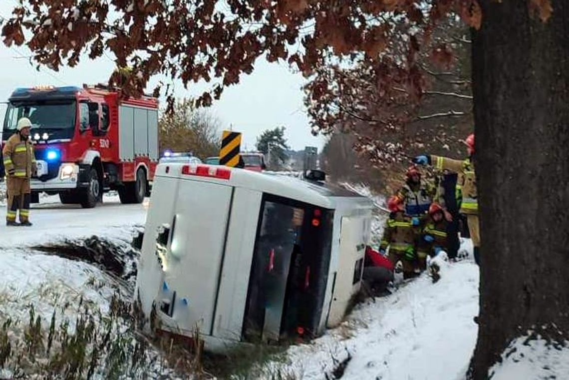 Podkarpacie. Szkolny autobus z dziećmi w rowie