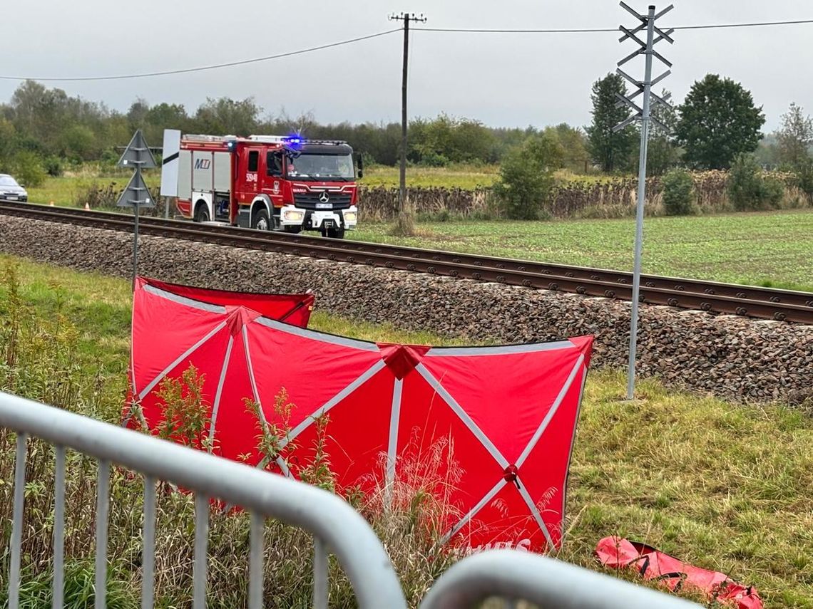 Podkarpacie. Tragiczny wypadek na przejściu kolejowym. Nie żyje dziadek z wnuczką Podkarpacie. Tragiczny wypadek na przejściu kolejowym. Nie żyje dziadek z wnuczką