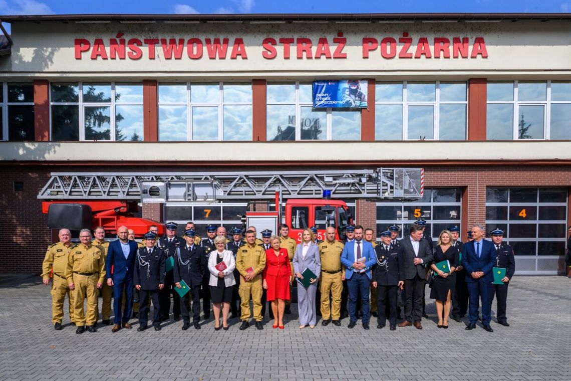 Podpisano umowy na zakup samochodów, w tym dla OSP KSRG Bratkówka