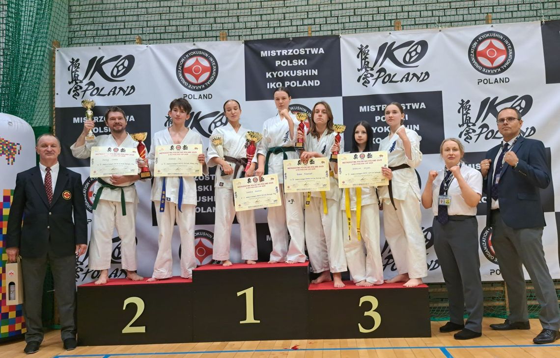 Podwójne złoto Izabeli Mielech i sześć pucharów dla karateków z Krosna