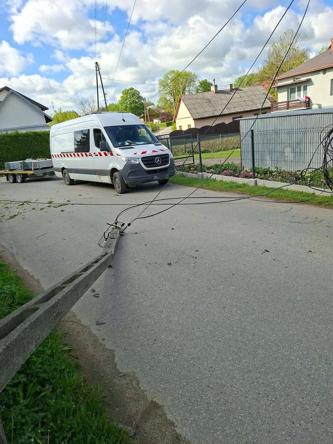 Pojazd z HDS uszkodził słup telekomunikacyjny w Targowiskach. Zablokowana ulica Pojazd z HDS uszkodził słup telekomunikacyjny w Targowiskach. Zablokowana ulica