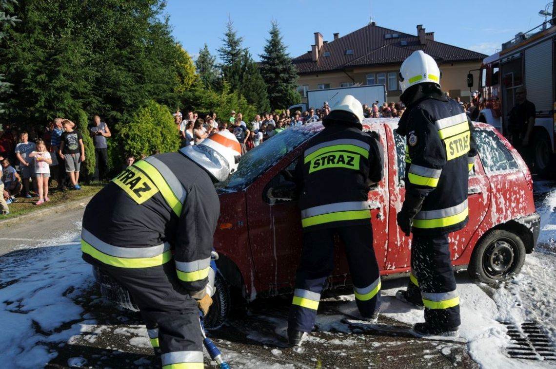 Pokaz ratowniczo-gaśniczy podczas dni Gminy Krościenko Wyżne Pokaz ratowniczo-gaśniczy podczas dni Gminy Krościenko Wyżne