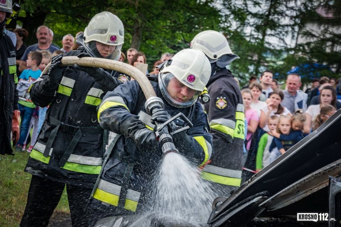 Pokaz umiejętności strażaków na pikniku w Jasionce