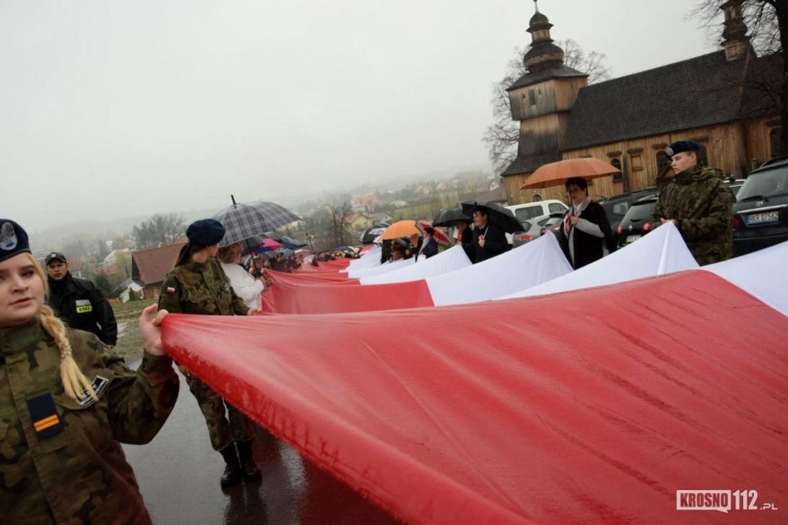 Połączeni Flagą w hołdzie dla Ojczyzny. W Rogach maszerowali z flagą Polski