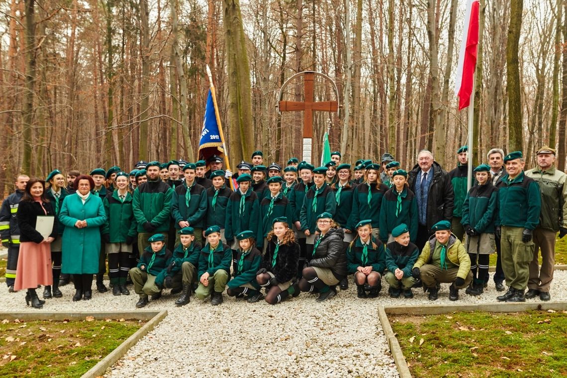 Polegli w bitwie koło Jaszczwi żołnierze nie są już bezimienni. Postarali się o to harcerze