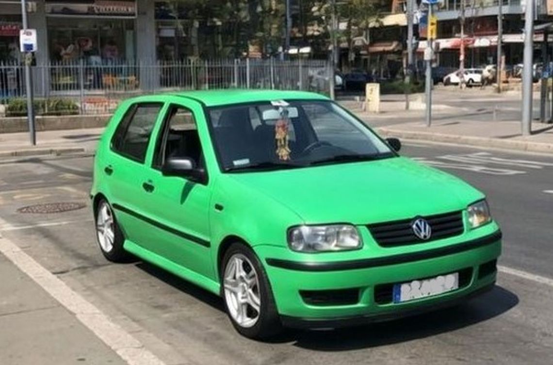 Policja poszukuje informacji w sprawie włamań. Sprawcy mogli poruszać się takim zielonym Polo