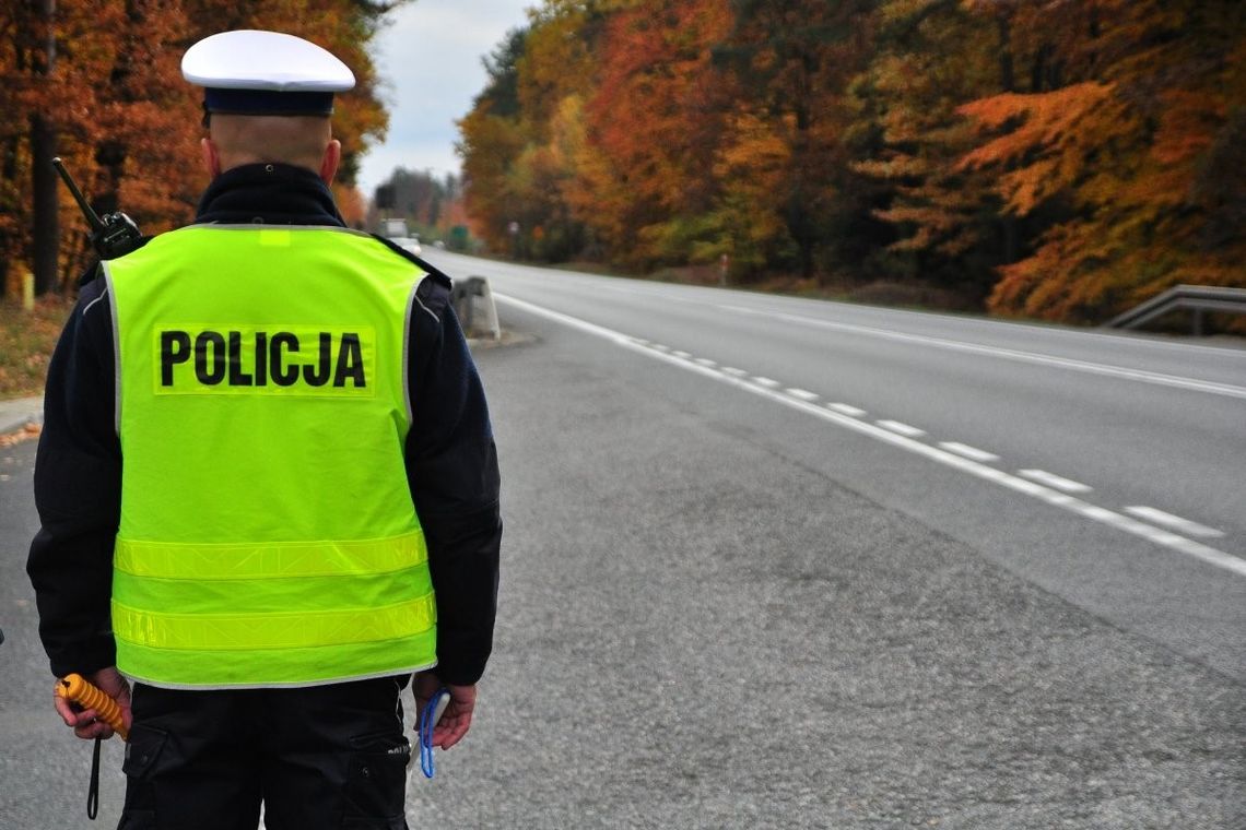 Policjanci apelują o ostrożność podczas jesiennych warunków drogowych