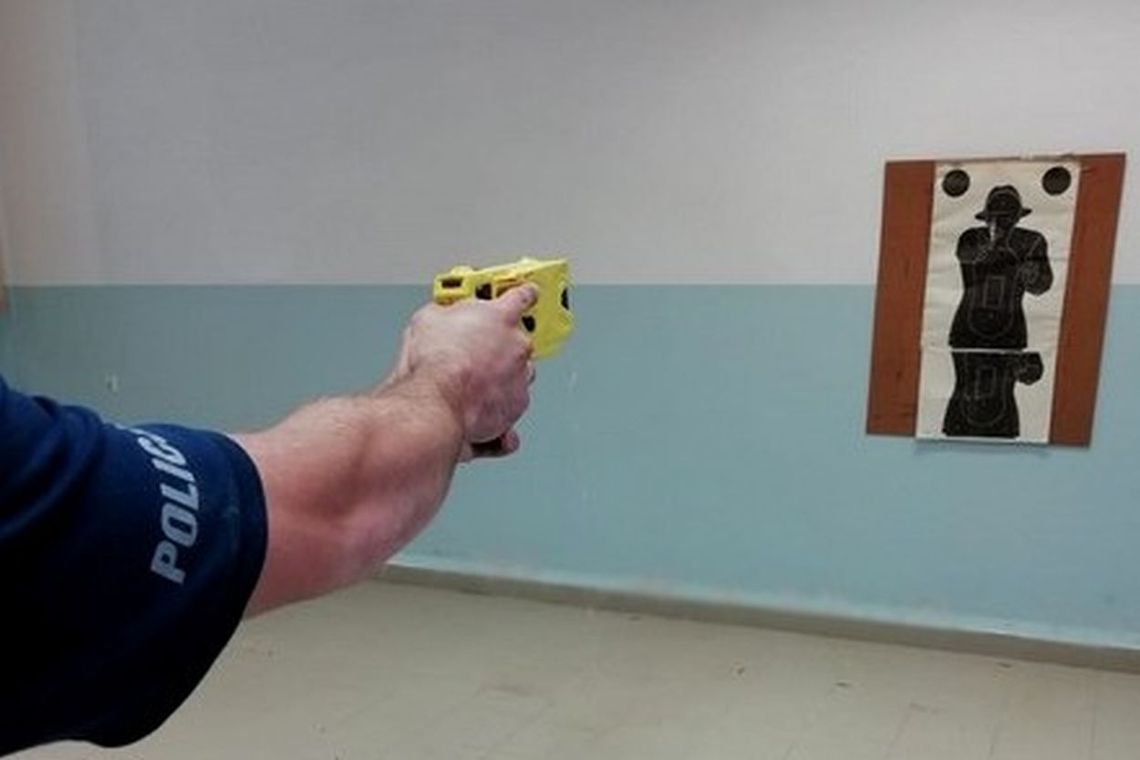 Policjanci doskonalili swoje umiejętności z obsługi paralizatorów