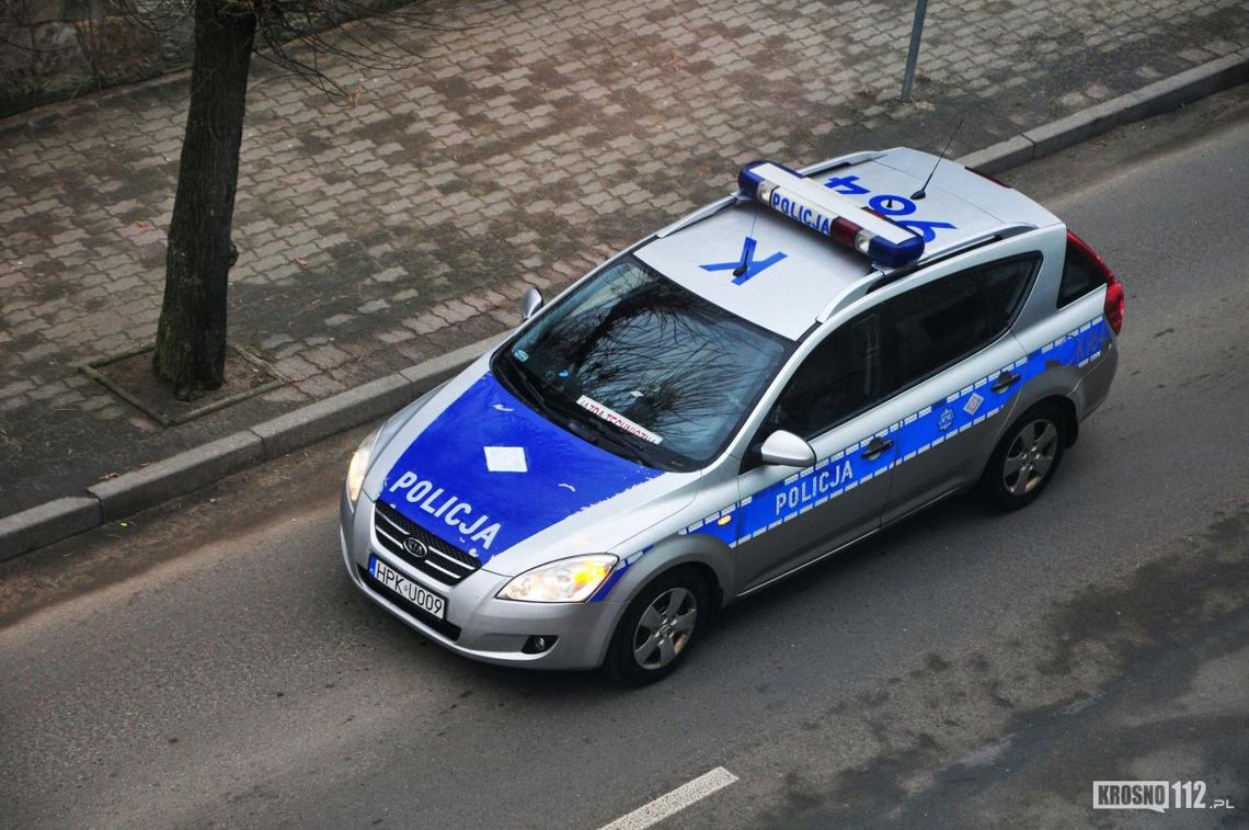 Policjanci eskortowali BMW do szpitala w Krośnie. W środku rodząca kobieta