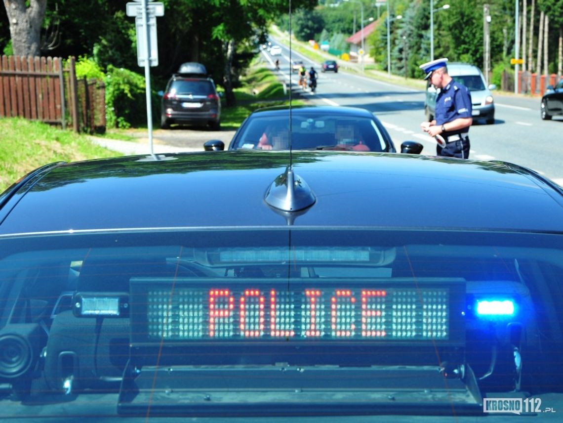 Policjanci eskortowali samochód z kobietą, która uległa poważnemu wypadkowi