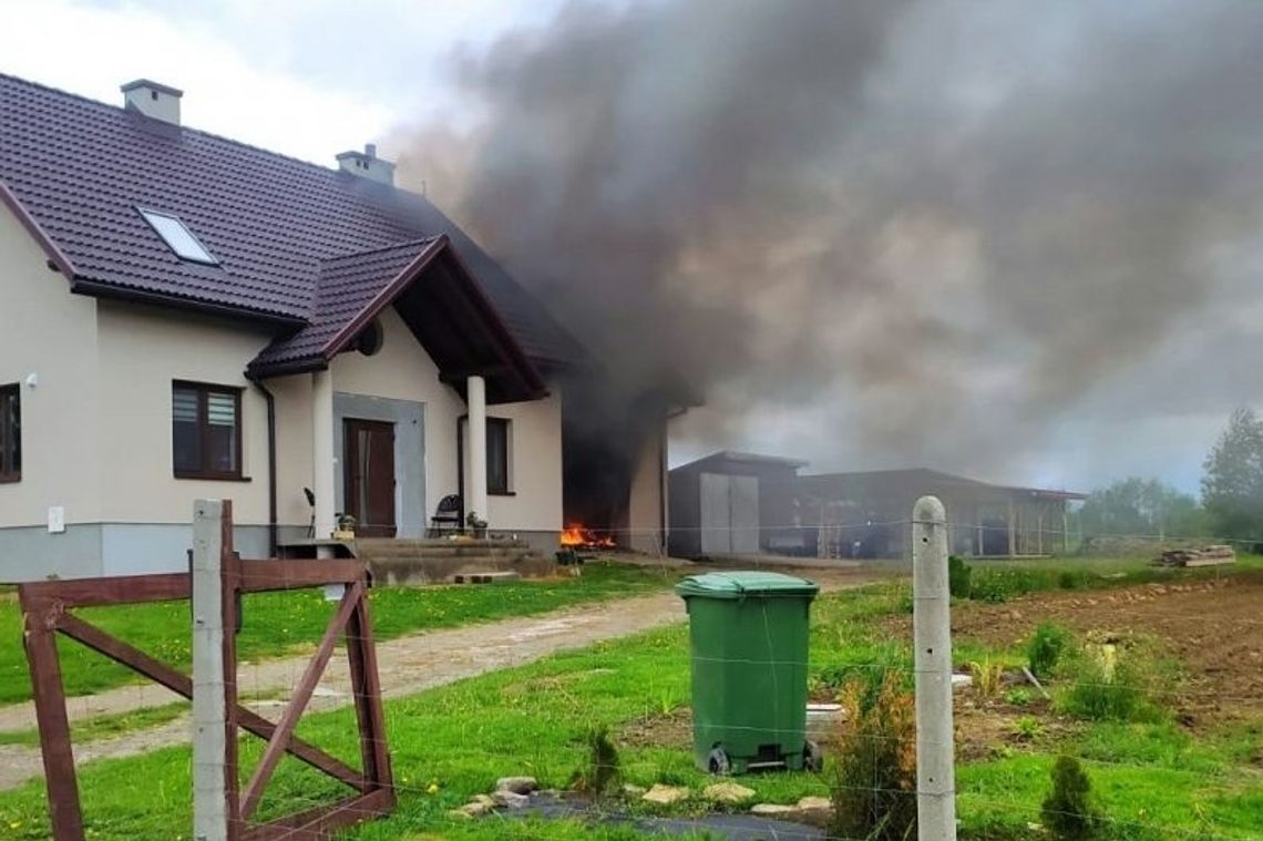 Policjanci jadąc na interwencję, zauważyli pożar w budynku