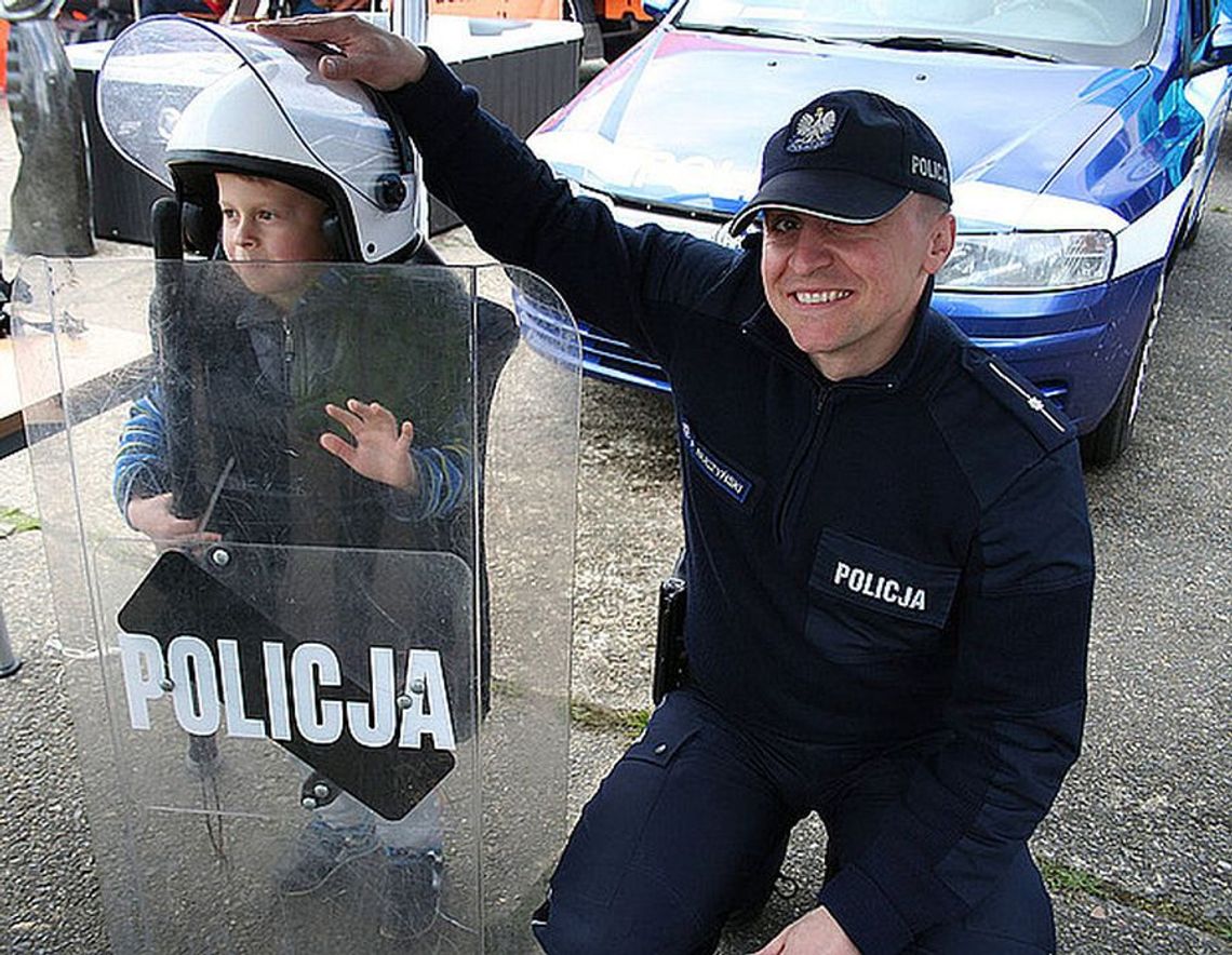 Policjanci o bezpieczeństwie na Pikniku Rodzinnym