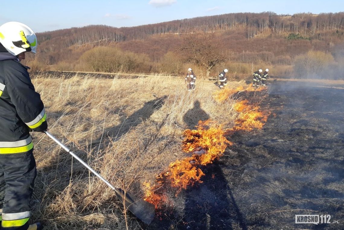 Policjanci ostrzegają przed wypalaniem traw! Na podpalaczy "poluje" już dron