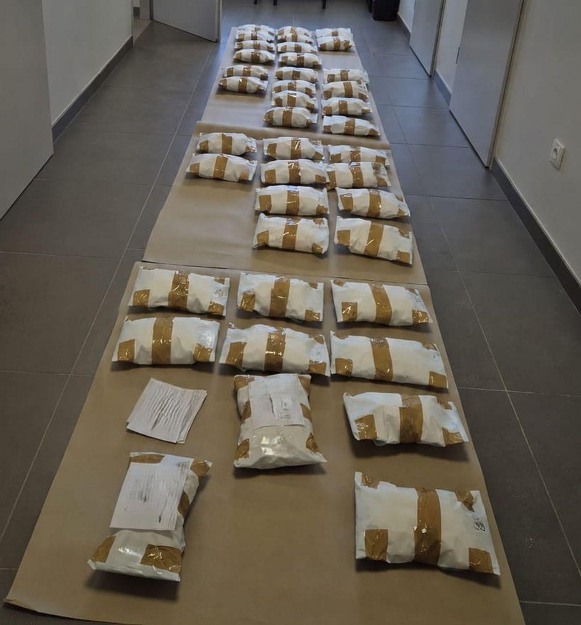 Policjanci przejęli 40 kg mefedronu wartego 2 mln zł! Mógł trafić do tysięcy odbiorców Policjanci przejęli 40 kg mefedronu wartego 2 mln zł! Mógł trafić do tysięcy odbiorców