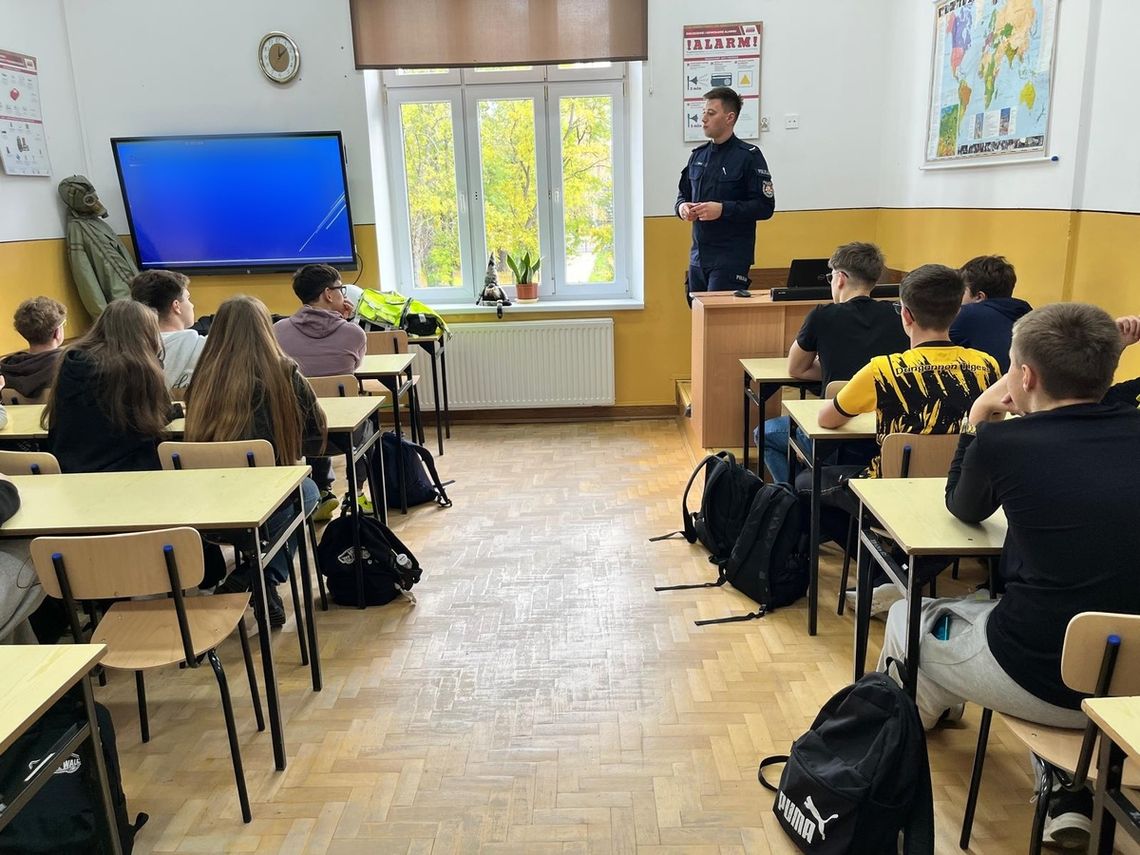 Uczniowie klas mundurowych poznawali policyjne techniki interwencji Uczniowie klas mundurowych poznawali policyjne techniki interwencji