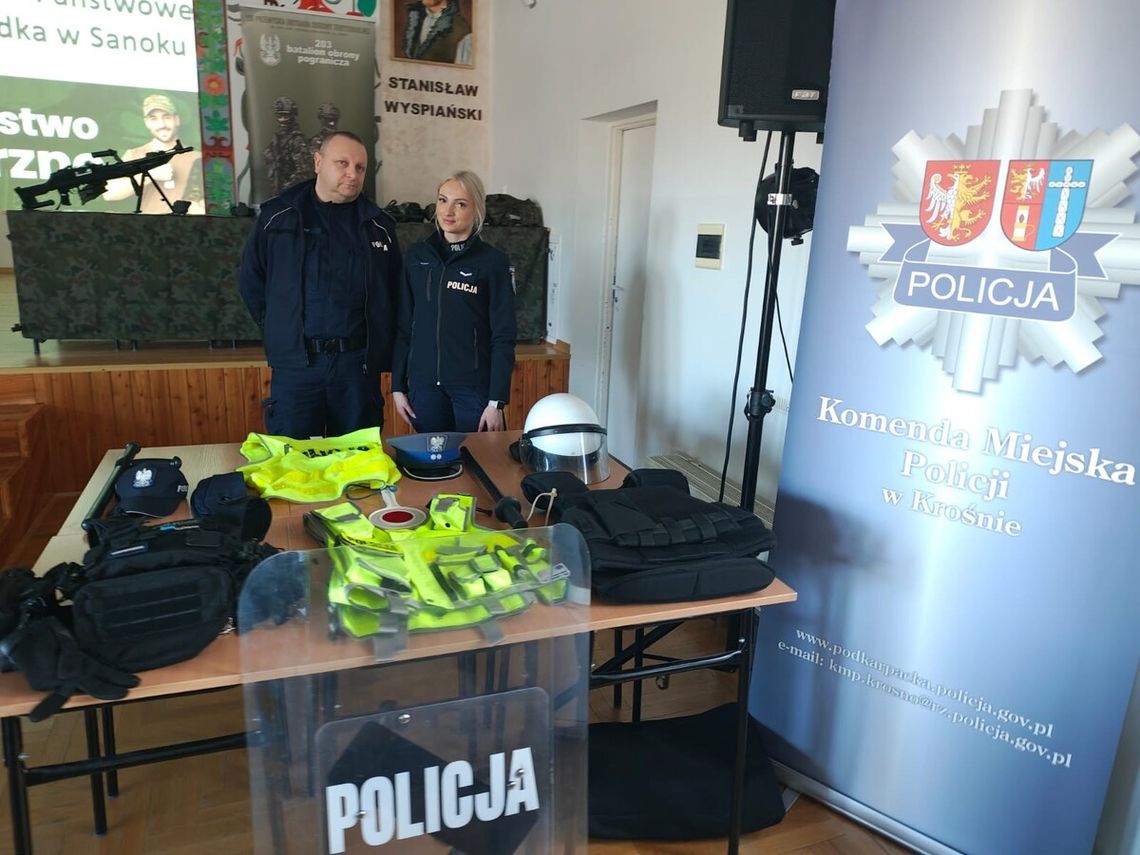 Policjanci spotkali się z uczniami w Rymanowie. Promowali służbę w Policji