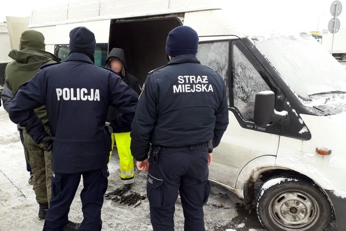 Policjanci, Straż Rybacka i Straż Miejska kontrolowała stoiska ze świątecznymi rybami