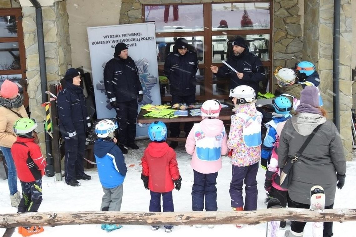 Policjanci, strażacy i goprowcy na stoku w Chyrowej