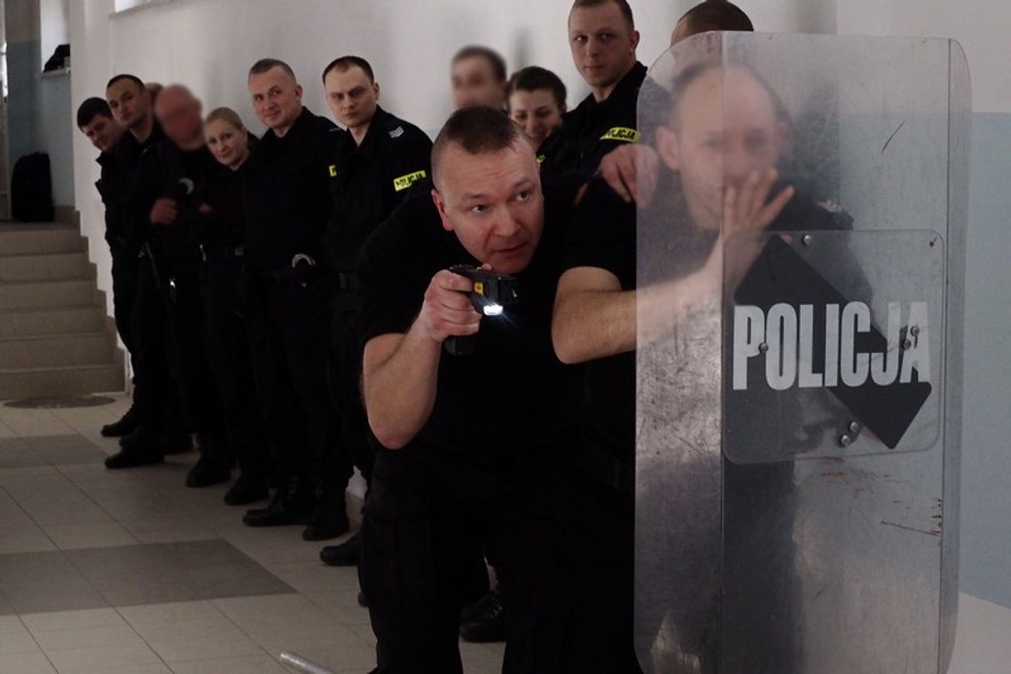 Policjanci szkolą się z użycia paralizatora Taser