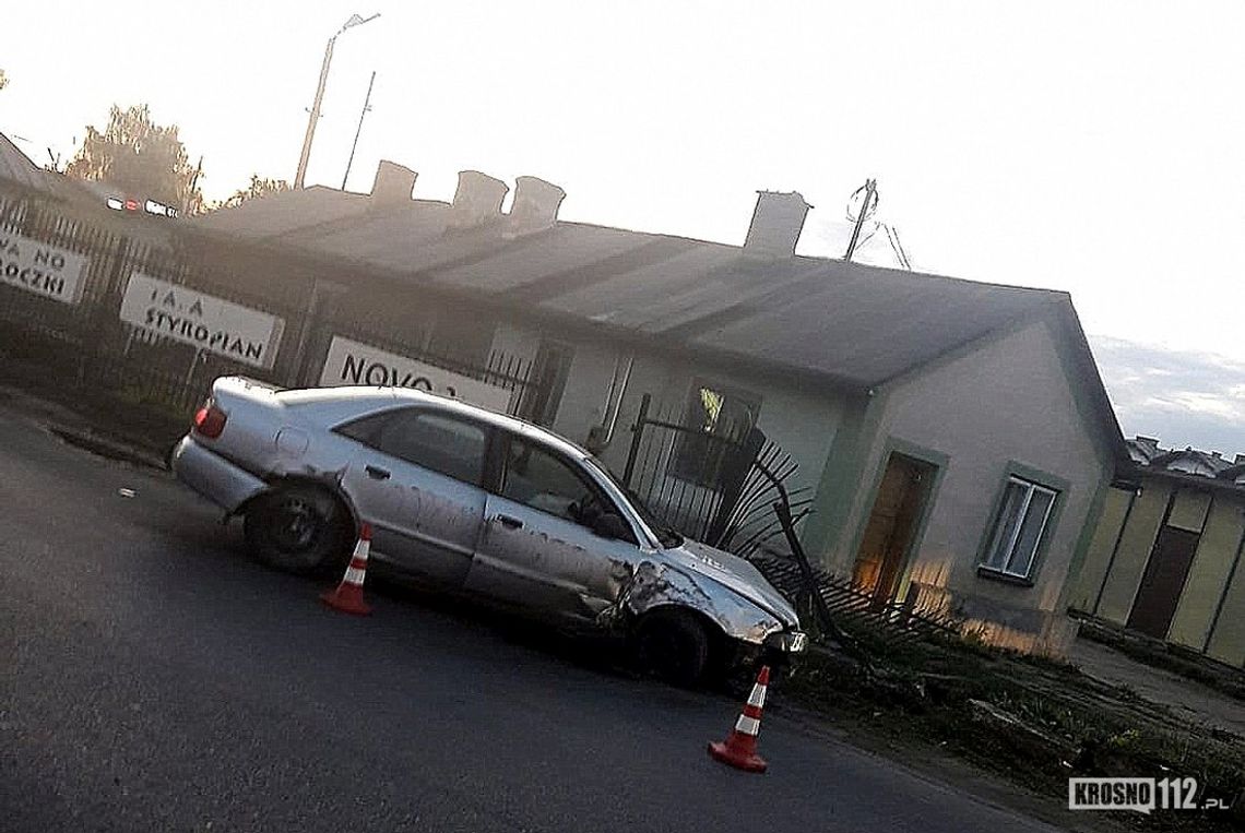 Policjanci ustalają kto kierował audi, które zatrzymało się na ogrodzeniu