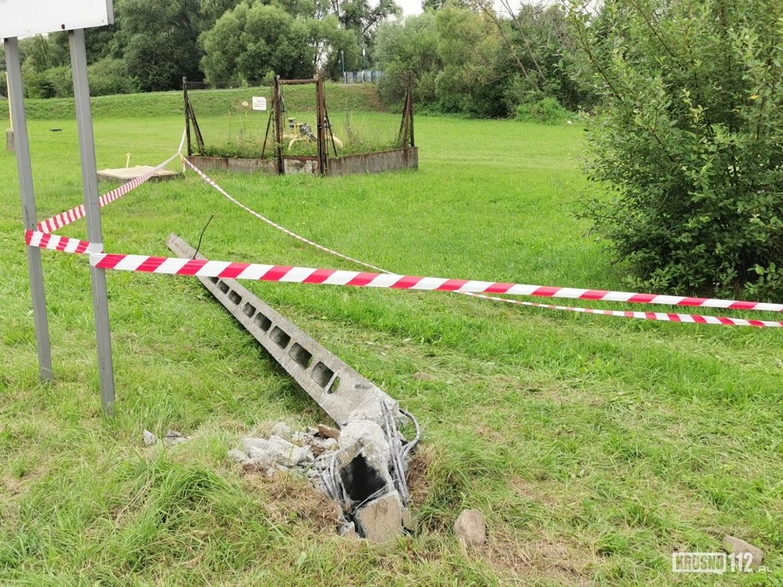 Policjanci ustalają kto wjechał samochodem w słup w Niżnej Łące. Wypadek przy usuwaniu zagrożenia