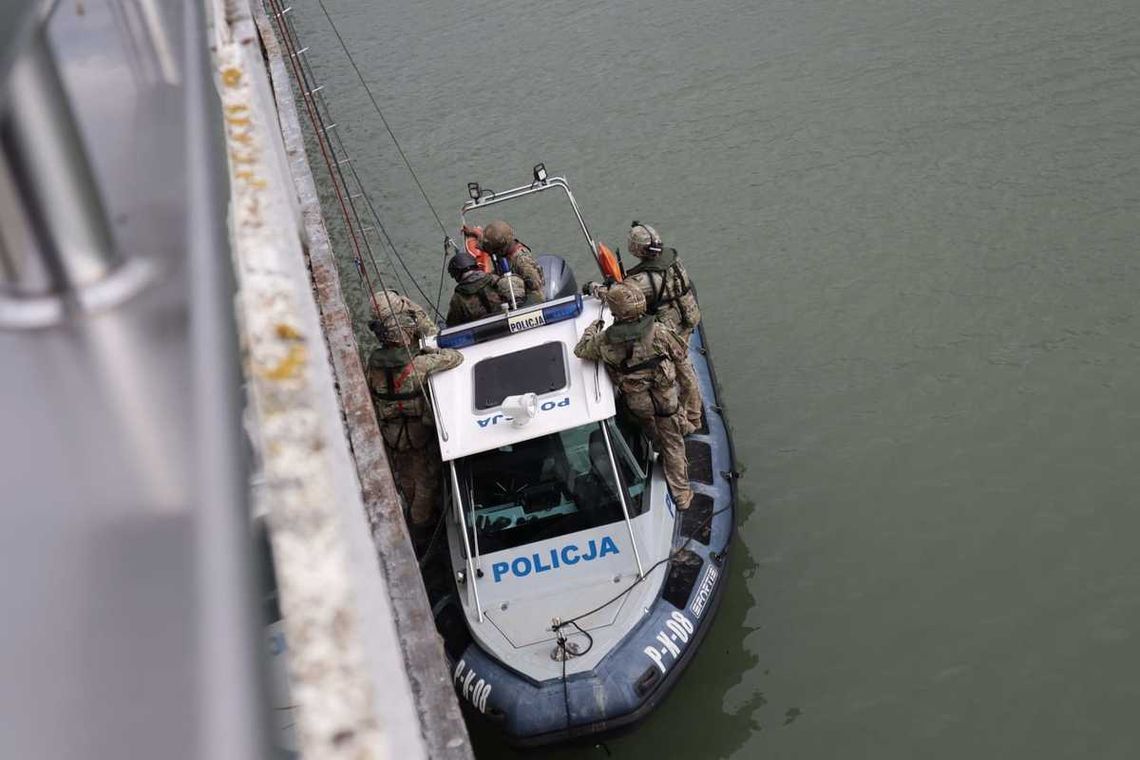 Policjanci wraz z żołnierzami ćwiczyli na Jeziorze Solińskim